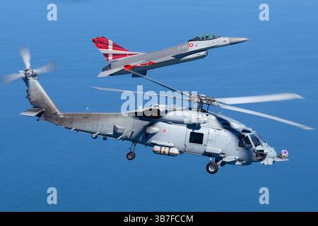 Le Sikorsky MH-60R Seahawk, immatriculé N-977, est un hélicoptère maritime polyvalent en service dans la Royal Danish Air Force. Il est conçu pour un large éventail d'opérations, y compris la guerre anti-sous-marine et la recherche et le sauvetage au combat. Jumelés au General Dynamics F-16AM Fighting Falcon, immatriculé E-601, ces avions forment une puissante combinaison d'opérations aériennes et maritimes pour les forces militaires danoises. Banque D'Images