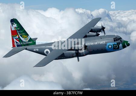 Le Lockheed Martin C-130E Hercules de l'armée de l'air du Pakistan, immatriculé 4178, est un avion de transport peint dans une livrée anniversaire avec queue allongée distinctive Il est utilisé pour le transport aérien, le transport tactique et les opérations logistiques. Banque D'Images