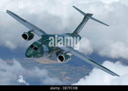L'Embraer KC-390 de l'armée de l'air brésilienne, immatriculé PT-ZNJ, est un avion de transport multirôle moderne utilisé pour les missions de transport aérien, le ravitaillement aérien et les opérations humanitaires. Il est connu pour sa polyvalence et ses hautes performances dans des conditions difficiles. Banque D'Images