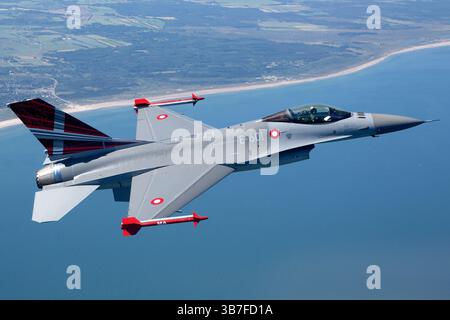 Le General Dynamics F-16AM Fighting Falcons de la Royal Danish Air Force, immatriculé E-601 et E-607, présente ses queues d'affichage. Ces avions polyvalents font partie intégrante de la défense aérienne et des opérations militaires du Danemark. Banque D'Images