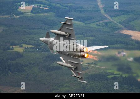 Le typhon EF2000 de l'Eurofighter de l'armée de l'air italienne effectue une manœuvre bancaire au-dessus de la Finlande. Le Typhoon est un avion de chasse multirôle de quatrième génération conçu pour des missions de supériorité aérienne et de frappe de précision. Banque D'Images