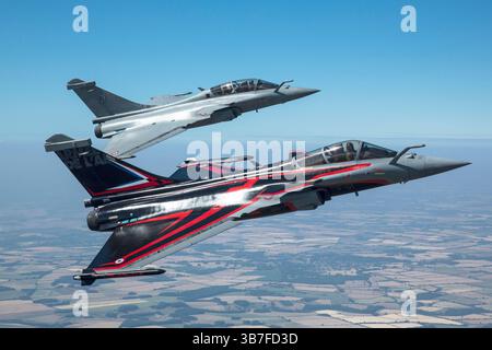 Le Dassault Rafale B de l'Armée de l'Air française, immatriculé 4-EC et 4-G1, effectue des démonstrations de vol en formation et de Rafale en solo. Le Rafale B est un avion polyvalent et multirôle, capable d'opérations air-air et air-sol. Banque D'Images