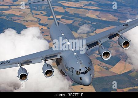 Le Boeing CC-177 Globemaster III de l'Aviation royale canadienne, immatriculé 705, est un avion de transport lourd utilisé pour le déploiement rapide de personnel et d'équipement. Il fournit une capacité de transport aérien stratégique pour les opérations humanitaires et militaires. Banque D'Images