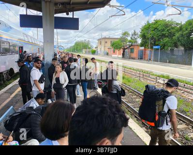 La grève ferroviaire laisse Hundred Stranded à Cisterna di Latina de 9h01 à 17h00 le mardi 6 mai 2025, les trains peuvent être annulés ou modifiés en raison d'une grève nationale par le personnel du groupe FS, Trenitalia, Trenitalia Tper et Trenord. le train régional numéro 21066 s'est arrêté à cisterna di latina en raison du manque de voies libres à la gare de roma termini, plus de 300 personnes étant bloquées à la gare. IMG 20250506 125415 Copyright : xAntonioxBalascox Banque D'Images