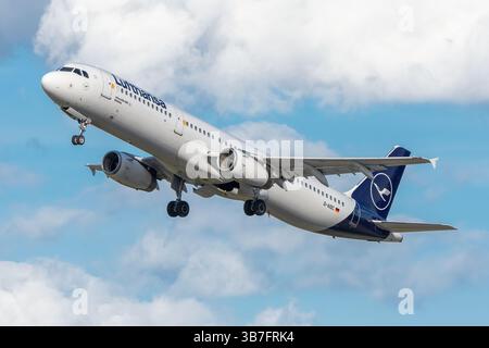 Avión de Línea Airbus A321 de la aerolínea alemana Lufthansa despegando en el aeropuerto de Málaga con matrícula d-AIDC. Banque D'Images
