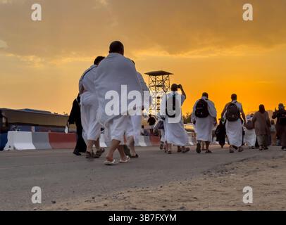 Makkah, Arabie saoudite, 15 juin 2024 : de nombreux pèlerins du Hadj marchent sur le champ d'Arafat. Le mont Arafat (Jabal Arafat, montagne de la Miséricorde) est un pardon Banque D'Images