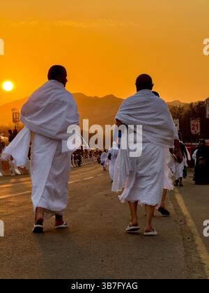 Makkah, Arabie saoudite, 15 juin 2024 : de nombreux pèlerins du Hadj marchent sur le champ d'Arafat. Le mont Arafat (Jabal Arafat, montagne de la Miséricorde) est un pardon Banque D'Images