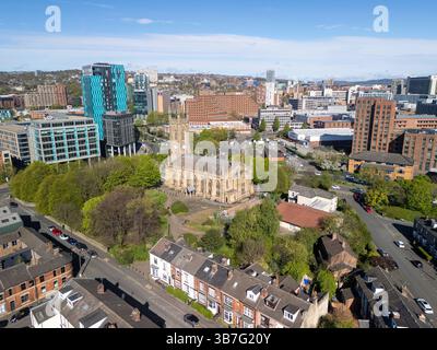 Image aérienne du paysage urbain de Sheffield avec l'église Sainte-Marie au centre Banque D'Images