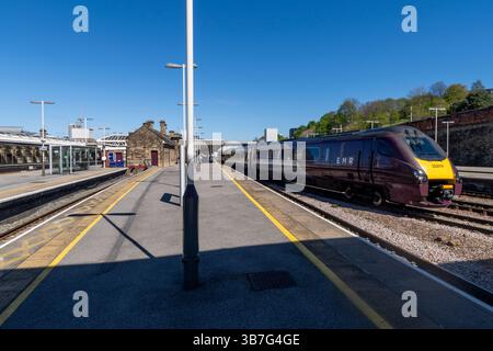 Image de l'intérieur de la gare de Sheffield montrant un train au départ du quai Banque D'Images