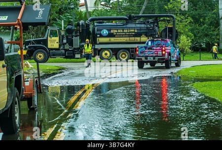 15 juin 2024 : des équipages de camions aspirants sont vus en train de nettoyer les drains dans la région d’Alton Road et de la Gorce Drive à Miami Beach, à la suite des conditions météorologiques violentes qui ont touché le sud de la Floride, le 13 juin 2024. (Crédit image : © Pedro Portal/El Nuevo Herald via ZUMA Press Wire) Banque D'Images