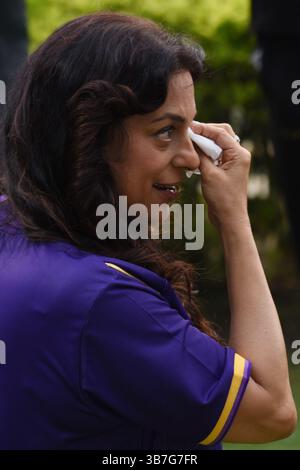 Kolkata, Inde. 06 mai 2025. L'actrice de Bollywood et copropriétaire de KKR Juhi Chawla avec 40 Shahoshi Ranis assistent à la séance d'entraînement et interagissent avec les joueurs à Eden Gardens à Kolkata, Inde le 6 mai 2025, photo de Debajyoti Chakraborty(photo : Debajyoti Chakraborty/News images) crédit : News images LTD/Alamy Live News Banque D'Images
