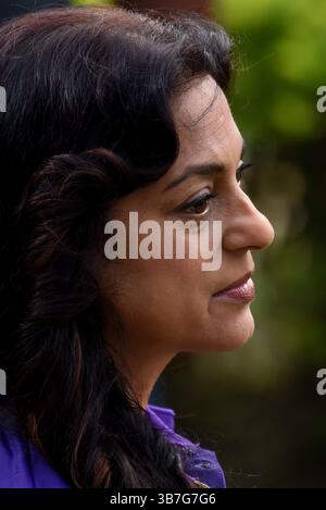 Kolkata, Inde. 06 mai 2025. L'actrice de Bollywood et copropriétaire de KKR Juhi Chawla avec 40 Shahoshi Ranis assistent à la séance d'entraînement et interagissent avec les joueurs à Eden Gardens à Kolkata, Inde le 6 mai 2025, photo de Debajyoti Chakraborty(photo : Debajyoti Chakraborty/News images) crédit : News images LTD/Alamy Live News Banque D'Images