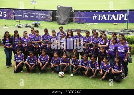 Kolkata, Inde. 06 mai 2025. L'actrice de Bollywood et copropriétaire de KKR Juhi Chawla avec 40 Shahoshi Ranis assistent à la séance d'entraînement et interagissent avec les joueurs à Eden Gardens à Kolkata, Inde le 6 mai 2025, photo de Debajyoti Chakraborty(photo : Debajyoti Chakraborty/News images) crédit : News images LTD/Alamy Live News Banque D'Images