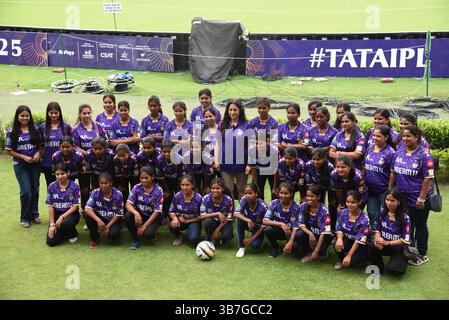Kolkata, Inde. 06 mai 2025. Juhi Chawla, actrice de Bollywood et copropriétaire de KKR avec 40 Shahoshi Ranis, assistent à la séance d'entraînement et interagissent avec les joueurs à Eden Gardens à Kolkata, Inde, le 6 mai 2025, photo de Debajyoti Chakraborty(photo : Debajyoti Chakraborty/News images) à Kolkata, Inde, le 5/6/2025. (Photo de Debajyoti Chakraborty/News images/Sipa USA) crédit : Sipa USA/Alamy Live News Banque D'Images