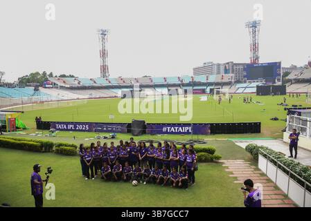 Kolkata, Inde. 06 mai 2025. Juhi Chawla, actrice de Bollywood et copropriétaire de KKR avec 40 Shahoshi Ranis, assistent à la séance d'entraînement et interagissent avec les joueurs à Eden Gardens à Kolkata, Inde, le 6 mai 2025, photo de Debajyoti Chakraborty(photo : Debajyoti Chakraborty/News images) à Kolkata, Inde, le 5/6/2025. (Photo de Debajyoti Chakraborty/News images/Sipa USA) crédit : Sipa USA/Alamy Live News Banque D'Images