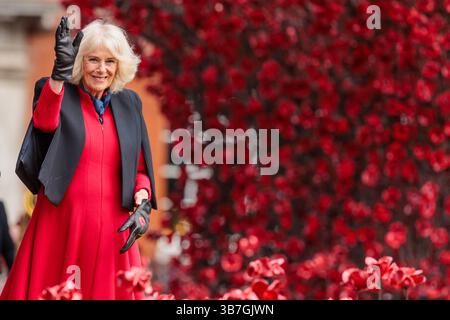 Tour de Londres, Londres, Royaume-Uni. 6 mai 2025. Pour marquer le 80e anniversaire de la fin de la seconde Guerre mondiale, sa Majesté la reine Camilla installe le dernier coquelicot dans l’exposition de la Tour de Londres de près de 30 000 coquelicots en céramique de l’installation artistique commémorative de 2014, Blood Swept Lands and Seas of Red. Crédit : Amanda Rose/Alamy Live News Banque D'Images