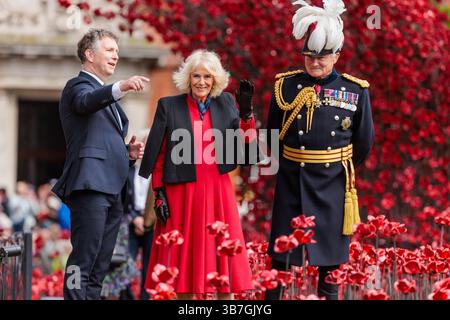 Tour de Londres, Londres, Royaume-Uni. 6 mai 2025. Pour marquer le 80e anniversaire de la fin de la seconde Guerre mondiale, sa Majesté la reine Camilla installe le dernier coquelicot dans l’exposition de la Tour de Londres de près de 30 000 coquelicots en céramique de l’installation artistique commémorative de 2014, Blood Swept Lands and Seas of Red. Crédit : Amanda Rose/Alamy Live News Banque D'Images