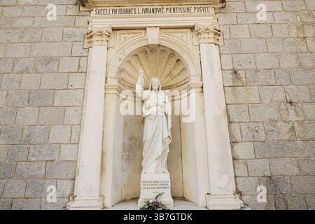 Statue ancienne sur le territoire de l'église de la Nativité de notre-Dame à Prcanj, Monténégro, Europe Banque D'Images