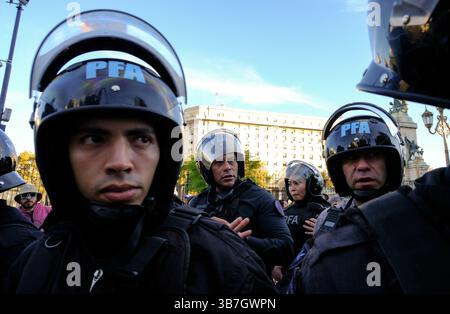 Buenos Aires, Argentine. 30 avril 2025. Les retraités manifestent au Congrès de la Nation, à Buenos Aires, en Argentine, le 30 avril 2025. Photo de Zoe Decros/ABACAPRESS.COM crédit : Abaca Press/Alamy Live News Banque D'Images