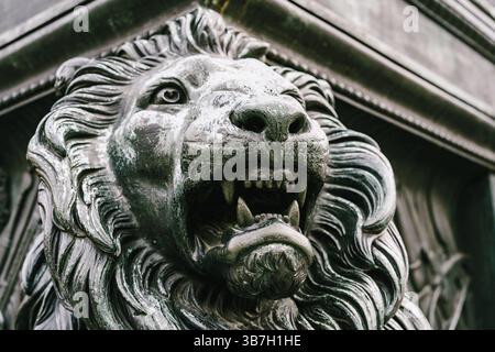 Reykjavik, Islande - 02 mai 2019 : figure de lion sculptée dans la pierre sur un bâtiment Banque D'Images