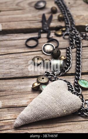 Oreiller pour aiguilles et accessoires pour le travail à l'aiguille sur fond en bois Banque D'Images