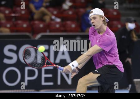Sofia, Bulgarie - 10 novembre 2020 : le canadien Denis Shapovalov en action contre le moldave Radu Albot lors de l'ATP 250 Sofia Open, Sofia, Bulgarie, Banque D'Images