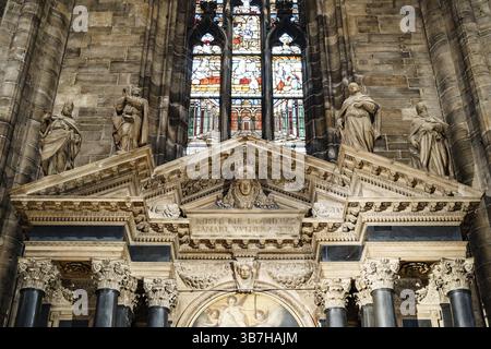 Couverture de pierre sur les fresques sous les vitraux dans le Duomo. Milan, Italie. Banque D'Images