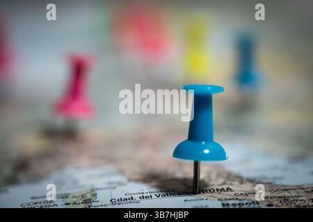 Planifier un voyage à rome avec plusieurs destinations marquées avec des punaises Banque D'Images