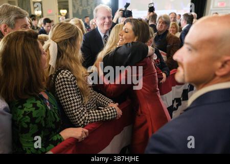 24 février 2024, Charleston, Caroline du Sud, États-Unis : la candidate républicaine à la présidentielle et ancienne ambassadrice de l'ONU NIKKI HALEY embrasse un partisan après avoir prononcé son discours primaire en Caroline du Sud perdant face à l'ancien président et actuel candidat républicain à la présidentielle Donald Trump (crédit image : © Maxwell Vittorio/ZUMA Press Wire) Banque D'Images