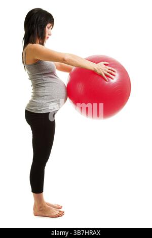 Femme enceinte faisant des exercices avec balle de gymnastique rouge Banque D'Images