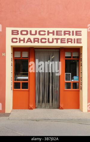 Façade d'une boucherie artisanale dans le village de Roussillon, France Banque D'Images