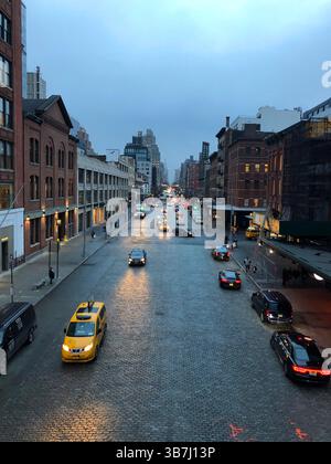 La vie urbaine à New York capturée avec des rues animées, des citadins marchant, des voyages et des bâtiments emblématiques de New York Banque D'Images