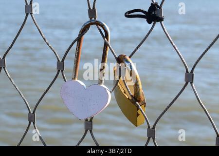 Cadenas d'amour en forme de coeur à New York, verrou d'amour en forme de coeur accroché sur un pont, fond de Saint-Valentin Banque D'Images