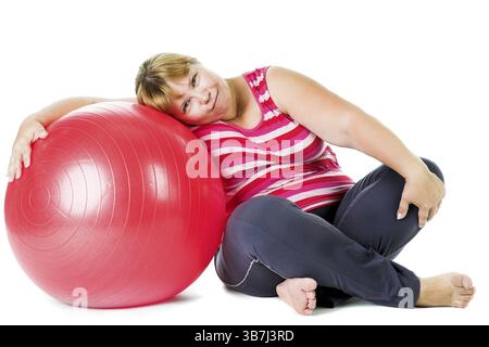Grosse femme avec une grosse boule cardan rouge Banque D'Images