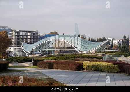 Pont de la paix sur la rivière Kura vu depuis Rike Park Banque D'Images