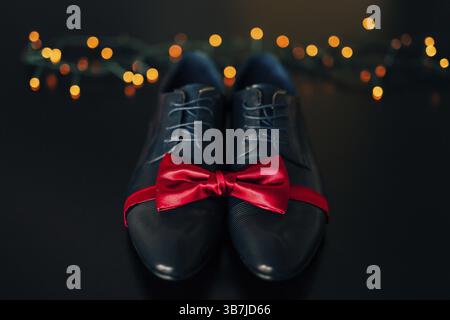 Chaussures pour hommes et noeud papillon. Accessoires de mariage et vêtements de marié Banque D'Images