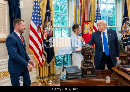 5 mai 2025 - Washington, District of Columbia, États-Unis - le président Donald Trump rencontre Ksenia Karelina, ballerine américaine libérée d'une prison russe, et son petit ami, le boxeur sud-africain CHRIS VAN HEERDEN, le lundi 5 mai 2025. (Crédit image : © Joyce N. Boghosian/Maison Blanche/ZUMA Press Wire) USAGE ÉDITORIAL SEULEMENT ! Non destiné à UN USAGE commercial ! Banque D'Images