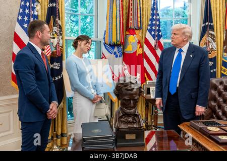 5 mai 2025 - Washington, District of Columbia, États-Unis - le président Donald Trump rencontre Ksenia Karelina, ballerine américaine libérée d'une prison russe, et son petit ami, le boxeur sud-africain CHRIS VAN HEERDEN, le lundi 5 mai 2025. (Crédit image : © Joyce N. Boghosian/Maison Blanche/ZUMA Press Wire) USAGE ÉDITORIAL SEULEMENT ! Non destiné à UN USAGE commercial ! Banque D'Images