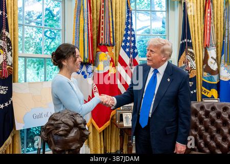 5 mai 2025 - Washington, District of Columbia, États-Unis - le président DONALD TRUMP rencontre KSENIA KARELINA, ballerine américaine libérée d'une prison russe, lundi 5 mai 2025. (Crédit image : © Joyce N. Boghosian/Maison Blanche/ZUMA Press Wire) USAGE ÉDITORIAL SEULEMENT ! Non destiné à UN USAGE commercial ! Banque D'Images