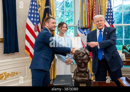 5 mai 2025 - Washington, District of Columbia, États-Unis - le président Donald Trump rencontre Ksenia Karelina, ballerine américaine libérée d'une prison russe, et son petit ami, le boxeur sud-africain CHRIS VAN HEERDEN, le lundi 5 mai 2025. (Crédit image : © Joyce N. Boghosian/Maison Blanche/ZUMA Press Wire) USAGE ÉDITORIAL SEULEMENT ! Non destiné à UN USAGE commercial ! Banque D'Images