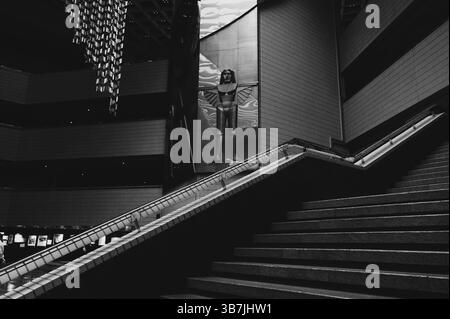 Une sculpture ailée saisissante se dresse au-dessus des escaliers carrelés du Centre culturel de Hong Kong Banque D'Images