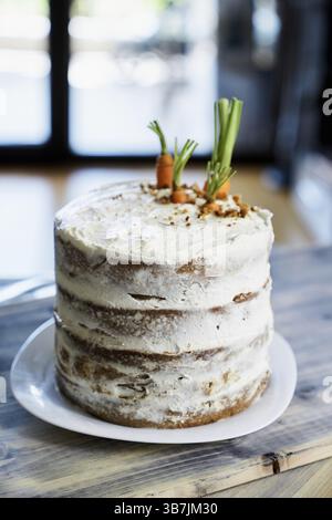 Appétissant gâteau aux carottes se tient sur une assiette blanche. Banque D'Images