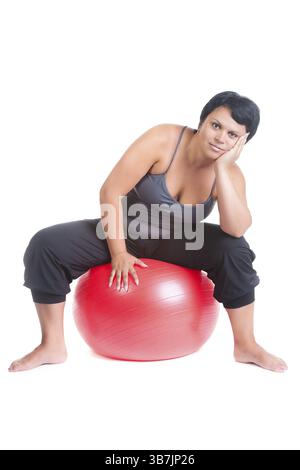 Grosse femme avec une grosse boule rouge Banque D'Images