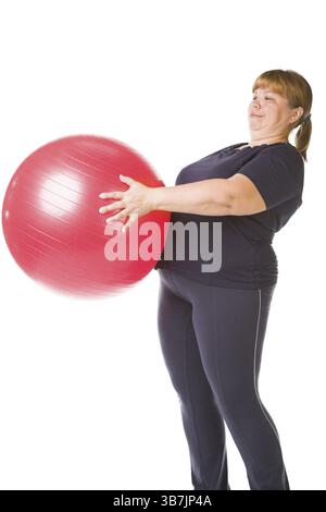 Grosse femme avec une grosse boule cardan rouge Banque D'Images