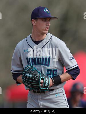 02 mars 2024 : UNC Wilmington lanceur RJ Sales (26) attend le signe du receveur lors d'un match de baseball universitaire entre les UNC Wilmington Seahawks et South Alabama Jaguars à Stanky Field à Mobile, Alabama. Bobby McDuffie/CSM (crédit image : Banque D'Images