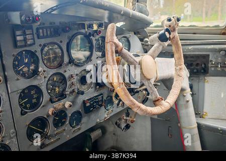 Ancien cockpit d'avion il-18 vintage avec instruments analogiques Banque D'Images