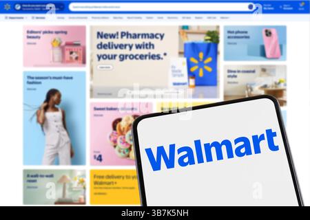 Stuttgart, Allemagne - 8 février 2025 : supermarché Walmart avec boutique en ligne e-commerce sur un téléphone mobile et un site Web à Stuttgart, Allemagne. Banque D'Images