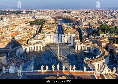 Rome place Saint-Pierre dans la ville du Vatican vue aérienne d'en haut de l'horizon en Italie Banque D'Images