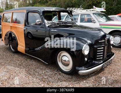 Vue de trois quarts de face d'une Black 1954, Austin A40 Devon Countryman « Woody » exposée au Brooklands Museum pendant le rassemblement classique de Pâques Banque D'Images