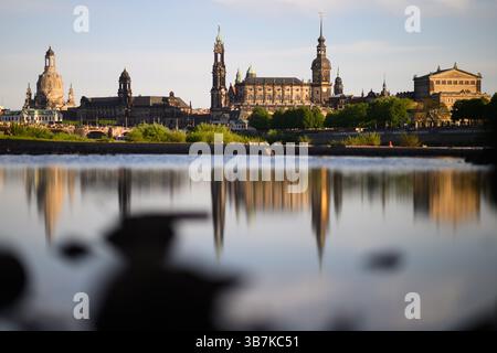 Dresde, Allemagne. 06 mai 2025. Le soir, le soleil brille sur la vieille ville historique de l'Elbe avec la Frauenkirche (gauche-droite), la Ständehaus, la Hofkirche, la mairie et le Hausmannsturm. Crédit : Robert Michael/dpa/Alamy Live News Banque D'Images